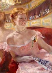 Mujer con collar de perlas en un palco